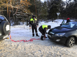 В Борисоглебске сотрудники ГИБДД пришли на помощь замерзающей автомобилистке