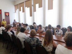 Борисоглебские выпускники, живущие в приемных семьях, получили подарки в администрации