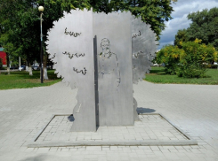 В Борисоглебске завершили установку памятника Григорию Корнаковскому