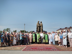 В День семьи, любви и верности в Поворино освятили памятник Петру и Февронии