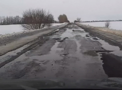 В Новохоперском районе асфальт на магистрали сошел вместе со снегом