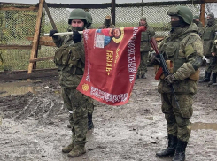 Стяг Дмитрия Пожарского дошел до передовой, где сражаются бойцы из Воронежской области 