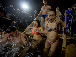 Около 9 тысяч человек искупались в Крещенскую ночь в Воронежской области