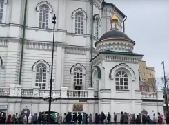 Огромная очередь выстроилась у главного храма Воронежской области