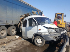 На въезде в Борисоглебск «Газель» дорожной службы попала под грузовик