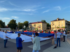 В центре Борисоглебска развернули полотно в цвета Российского триколора