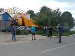 В Борисоглебске КамАЗ протаранил «Газель», три легковушки и гараж