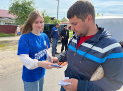 В Терновке мужчинам раздали Георгиевские ленточки и буклеты о службе по контракту