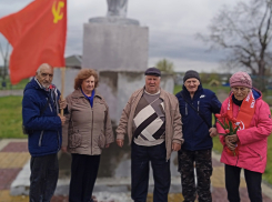 Красные тюльпаны в День рождения Ильича возложили по всей Воронежской области