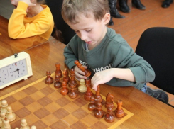 В канун Дня семьи, любви и верности в Борисоглебске семьи сыграли в шахматы