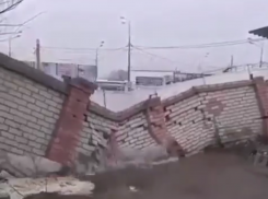 Эпичное обрушение стены потоком воды сняли в Воронеже