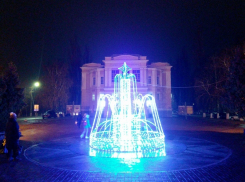 На Театральной площади Борисоглебска засверкал новогодний фонтан