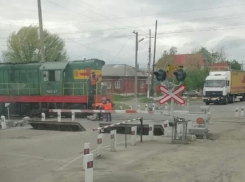 На железнодорожном переезде в Борисоглебске мужчина упал под поезд