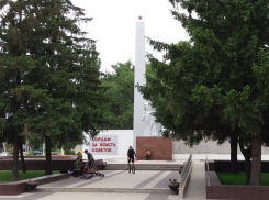 В Борисоглебске велосипедистам запретят использовать мемориал в качестве трамплина для прыжков 