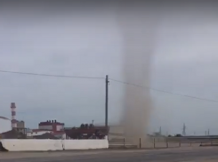 Пылевой смерч попал на видео в Новохоперском районе