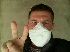 Вячеслав Владимиров передал борисоглебским волонтерам 45 респираторов