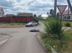 Несовершеннолетнего водителя мопеда сбили в Новохоперском районе