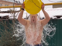 Глава Терновского районе не только искупался в Крещенской купели, но и облил себя ледяной водой 