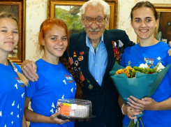 Борисоглебские волонтеры поздравили ветерана с 75-летием со Дня победы в Курской битве