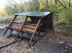 На экотропе в поселке Теллермановский вандалы сломали беседку