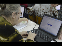 Пенсионеров в Борисоглебске бесплатно учат пользоваться современными гаджетами