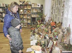 На выставке в Терновской районной библиотеке представили более 100 детских работ