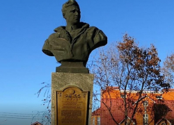  Бюст дважды Герою Советского Союза в Борисоглебске требуют взять под охрану 