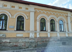 Красивейшее здание в центре Борисоглебска  облезает и осыпается
