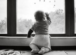 Жителей Воронежской области призвали не оставлять детей без присмотра при открытых окнах