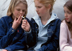 Родителей курящих детей предлагают штрафовать и сажать на 15 суток