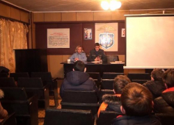 МЧС Борисоглебска провели занятие по противодействию огню в Новогодние каникулы