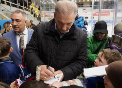 Легендарный вратарь Третьяк раздал автографы юным хоккеистам Воронежской области 