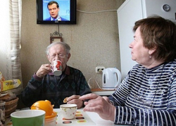 Все меньше россиян доверяют телевизору и власти