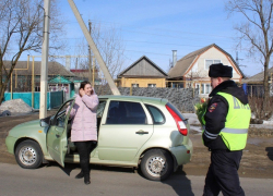 Грибановские автоинспекторы подарили местным автоледи немного праздника в Международный женский день