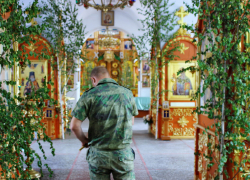 В Казанский храм г. Борисоглебска пришел боец из зоны СВО  