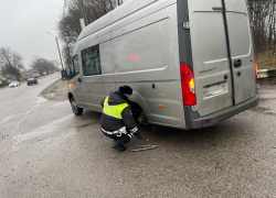 Сотрудники ДПС в Воронежской области  не только штрафуют, но и помогают
