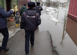 На затопленную улицу Борисоглебска вызвали полицию