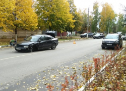 Аварию «с оторванными колесами» сфотографировал наш читатель в центре Борисоглебска