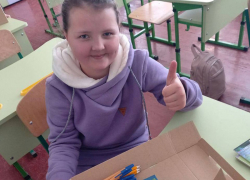 Школьники Херсона получили 11 000 канцелярских наборов из Воронежской области