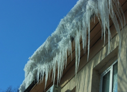 В Борисоглебске двум управляющим компаниям выписали штраф за сосульки