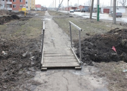 «Блокнот Борисоглебск» помогает: после нашей публикации на Дорожной установили мост через «борозду»