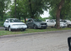 Автолюбителей Воронежской области предупреждают о штрафах за парковки   на газоне, детской или спортивной площадке