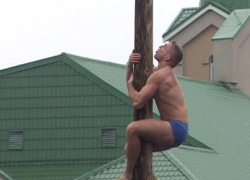 Масленичный столб в Борисоглебске первым покорил курсант летного училища