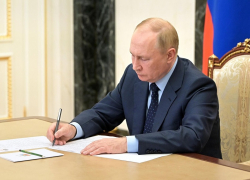 Владимир Путин лишил не граждан права на материнский капитал