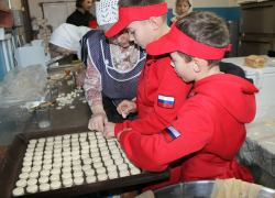 Маленьких борисоглебцев обучают пекарскому делу