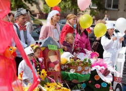 День защиты детей в Борисоглебске начался с «Ярмарки игрушек» и семейного «Парада колясок»