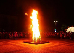 Гигантский "Костер дружбы" зажгли на центральной площади Борисоглебска