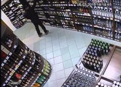 Безработный гражданин утащил из продуктового магазина пакет с продуктами и алкоголем