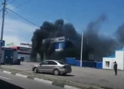 Горящую автомастерскую в Борисоглебске очевидцы сняли на фото и видео 
