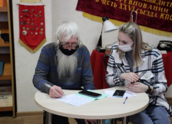 Дедушек и бабушек Борисоглебска учат обращаться с гаджетами